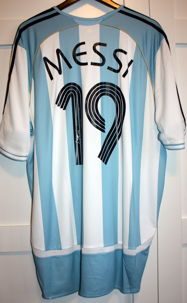 2017 Lionel Messi Autographed Argentina Shirt Striped number 19 Jersey